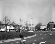 809039 Gezicht op het verkeersplein bij het Paardenveld te Utrecht, met op de achtergrond de Amsterdamsestraatweg.